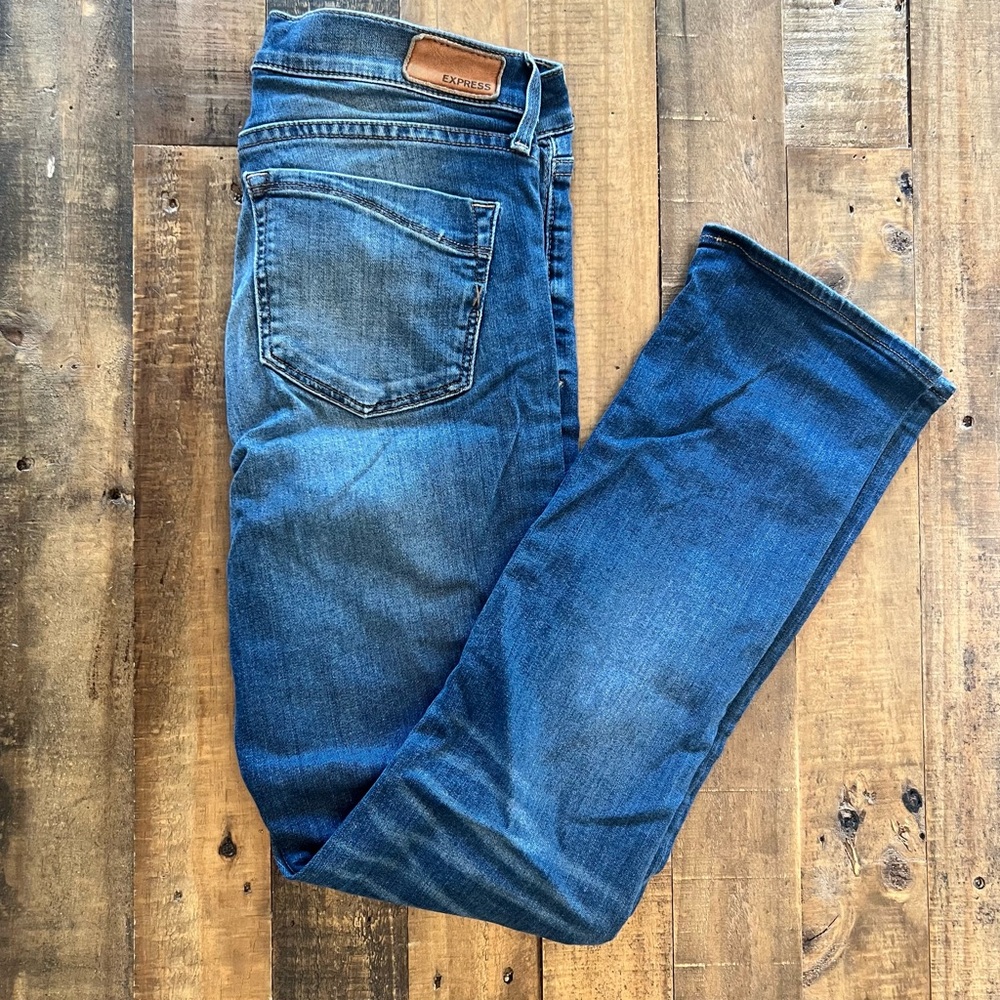 Express Mid Rise Cropped Skinny Boot Cut Jeans w/ Fray Knee Detail - Size 6